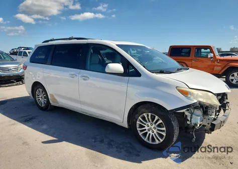 2015 Toyota Sienna Xle z USA, uszkodzony, nr VIN 5TDYK3DC6FS622465